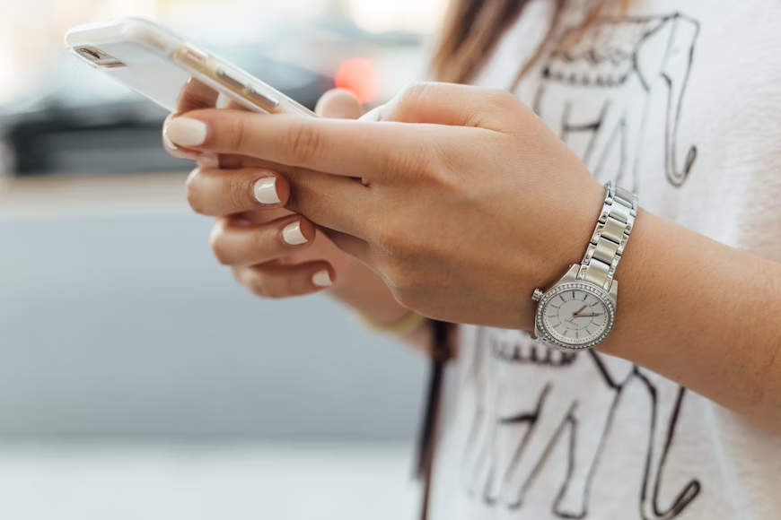 Aprende cómo recargar tu línea Telcel fácilmente desde tu celular con tarjeta, en efectivo o usando apps. Guía rápida y actualizada 2025.